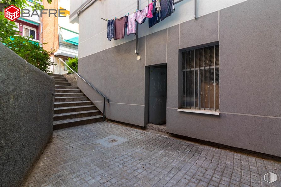 Industrial for sale at Calle Ocaña, La Latina, Madrid, 28047 with window, door, plant, road surface, urban design, stairs, flooring, asphalt, sidewalk and real estate around