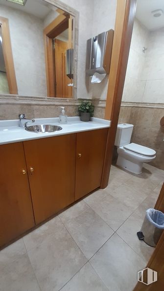 Nave en alquiler y venta en Calle Málaga, Valdemoro, Madrid, 28341 con inodoro, ebanistería, espejo, marrón, mueble de baño, grifo, fregadero, lavabo, accesorios de fontanería y propiedad alrededor