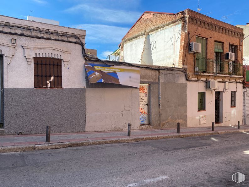 Land for sale at Calle Hachero, Puente de Vallecas, Madrid, 28053 with window, house, sky, building, road surface, cloud, asphalt, residential area, fixture and road around