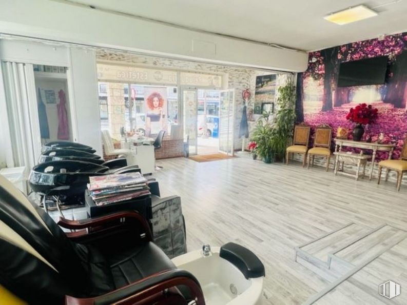 Retail for rent at Calle Real, Torrelodones, Madrid, 28250 with chair, table, furniture, plant, building, interior design, flowerpot, flower, floor and flooring around