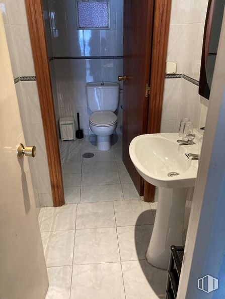 Oficina en venta en Calle Concilio, Alcobendas, Madrid, 28100 con inodoro, fregadero, accesorio de fontanería, propiedad, lavabo de baño, grifo, baño, espejo, morado y asiento de inodoro alrededor