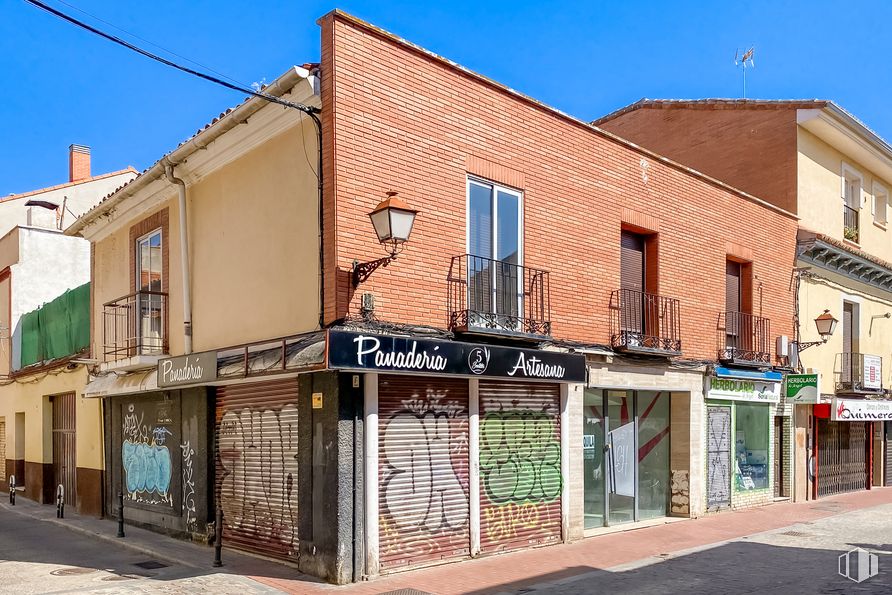 Local en alquiler en Calle Talamanca, 20, Alcalá de Henares, Madrid, 28807 con ventana, cielo, puerta, pared, casa, zona residencial, edificio, fachada, edificio comercial y ciudad alrededor