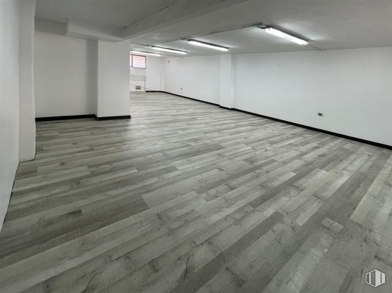 Local en venta en Calle Real, 112, San Sebastián de los Reyes, Madrid, 28700 con alumbrado, accesorio, madera, hall, gris, suelos, suelo, material compuesto, material de construcción y madera dura alrededor