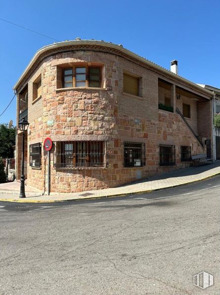 Retail for rent at Plaza Mayor, Redueña, Madrid, 28721 with house, window, sky, property, building, fixture, road surface, brick, asphalt and facade around