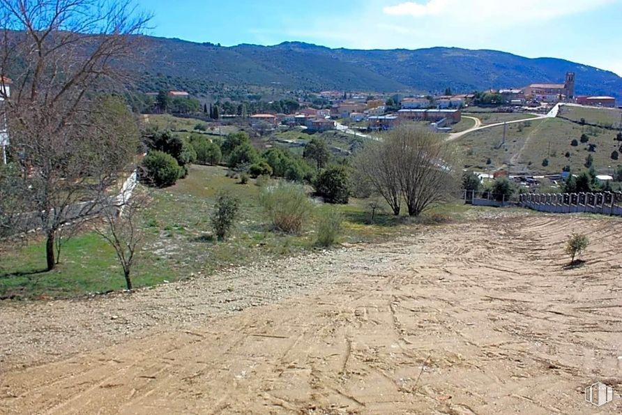 Land for sale at Calle Concepción, Robledo de Chavela, Madrid, 28294 with plant, sky, plant community, mountain, ecoregion, cloud, tree, natural environment, land lot and building around