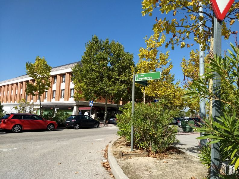 Suelo en venta en Calle Carpinteros, Boadilla del Monte, Madrid, 28660 con coche, edificio, planta, cielo, rueda, neumático, ventana, vehículo, árbol y superficie de la carretera alrededor