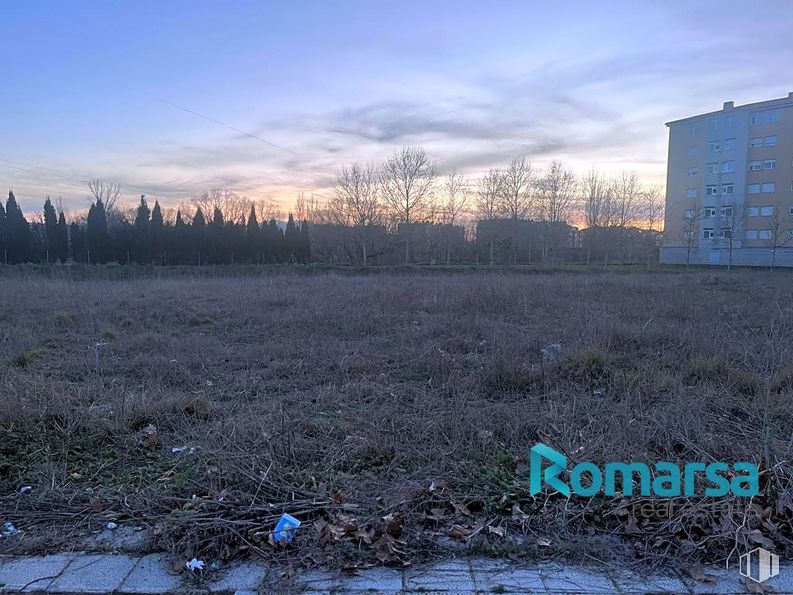 Land for sale at Calle Beethoven, Ávila, 05003 with building, cloud, sky, atmosphere, daytime, natural landscape, plant, sunlight, land lot and tree around