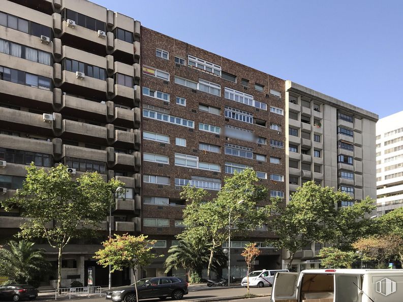 Oficina en alquiler en Avenida Brasil, 29, Tetuán, Madrid, 28020 con coche, edificio, día, cielo, propiedad, infraestructura, rueda, ventana, árbol y neumático alrededor