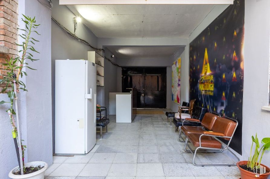 Industrial for sale at Calle José del Pino, 47, Villaverde, Madrid, 28021 with houseplant, chair, furniture, flowerpot, flooring, interior design, floor, ceiling, lighting and room around