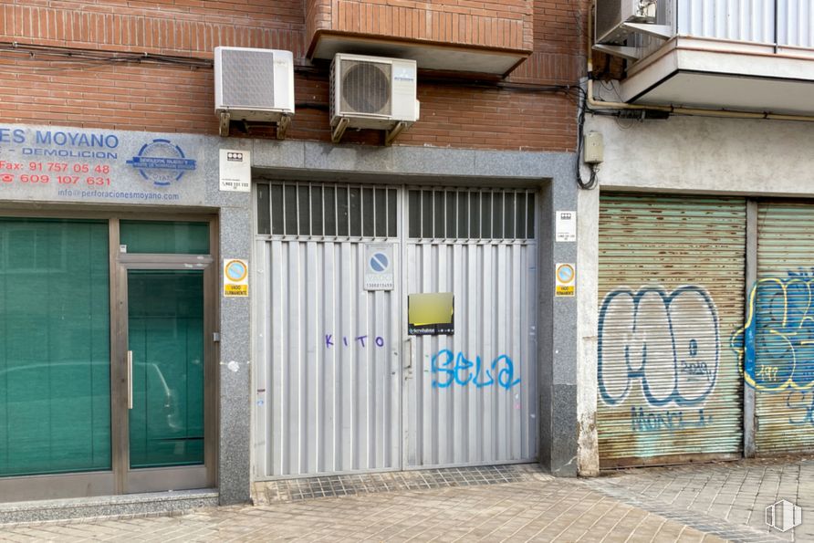 Local en venta en Calle Conde Rodríguez San Pedro, 31, Puente de Vallecas, Madrid, 28053 con puerta, propiedad, accesorio, azur, madera, arquitectura, pintura, barrio, fachada y bienes raíces alrededor