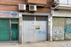 Retail for sale at Calle Conde Rodríguez San Pedro, 31, Puente de Vallecas, Madrid, 28053 with door, property, fixture, azure, wood, architecture, paint, neighbourhood, facade and real estate around