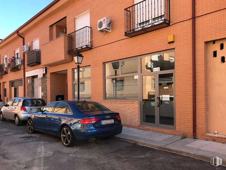 Retail for sale & for rent at Travesía Río, 14, El Viso de San Juan, Toledo, 45215 with car, tire, window, building, wheel, automotive parking light, land vehicle, vehicle, automotive tail & brake light and property around