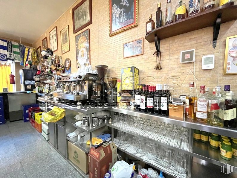 Local en venta en Casco Histórico de Barajas, Barajas, Madrid, 28042 con marco, edificio, botella, estante, barware, establecimiento de bebidas, estantería, venta al por menor, encimera y beber alrededor