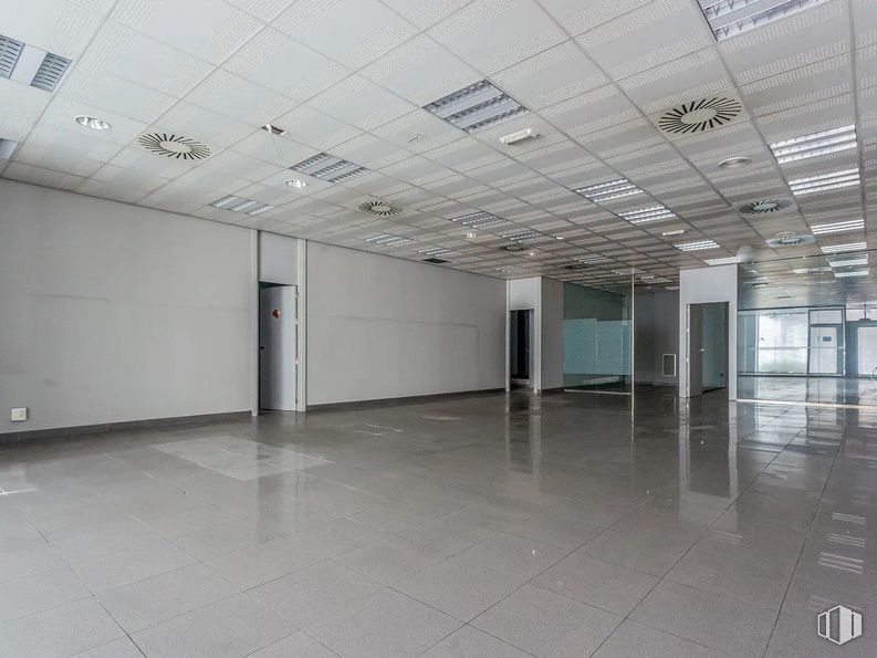 Nave en venta en Avenida Camino de lo Cortao, 6, San Sebastián de los Reyes, Madrid, 28700 con accesorio, edificio, hall, suelos, suelo, propiedad material, silla, vidrio, techo y ventana alrededor