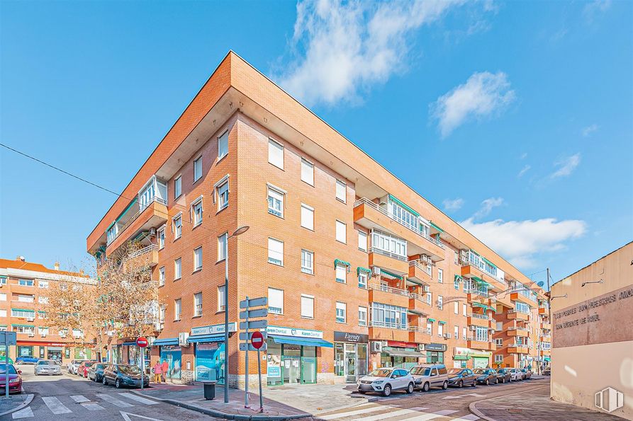 Local en venta en Plaza Hermano Ramón Quiroga, Valdemoro, Madrid, 28342 con edificio, cielo, nube, ventana, bloque de pisos, condominio, diseño urbano, coche, rueda y barrio alrededor