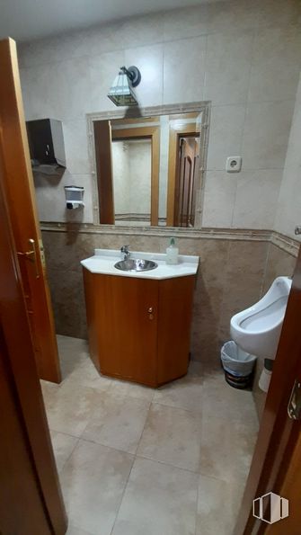 Nave en alquiler y venta en Calle Málaga, Valdemoro, Madrid, 28341 con mueble de baño, inodoro, marrón, espejo, grifo, lavabo, fregadero, accesorios de fontanería, propiedad y cuarto de baño alrededor