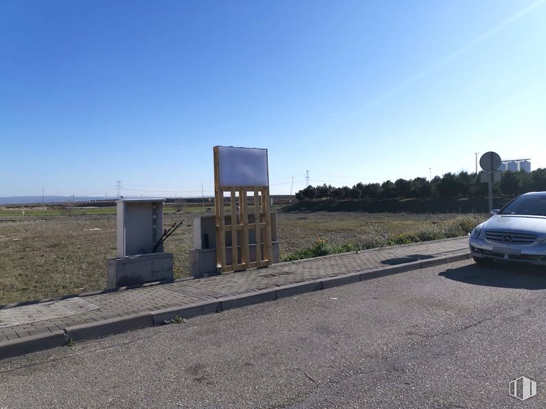 Suelo en alquiler y venta en Avenida Nísperos, 2, Ciempozuelos, Madrid, 28350 con coche, cielo, neumático, planta, iluminación automotriz, vehículo, neumático automotriz, diseño automotriz, asfalto y vehículo motorizado alrededor