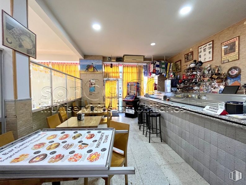 Local en venta en Casco Histórico de Barajas, Barajas, Madrid, 28042 con marco, mesa, mesa, interiorismo, edificio, suelos, techo, cocina, comida rápida y planta de interior alrededor