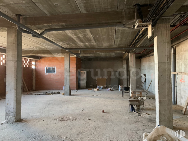 Retail for sale at Calle Ventanilla, 8, Colmenarejo, Madrid, 28270 with wood, hall, window, floor, house, flooring, building, beam, gas and city around