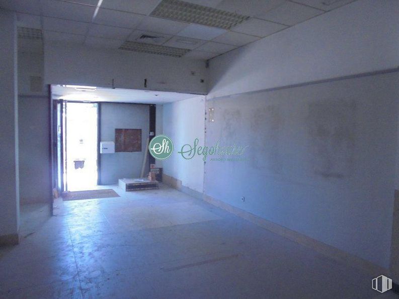 Retail for sale at Avenida de la Constitución, Segovia, 40005 with fixture, hall, floor, flooring, building, window, tints and shades, concrete, ceiling and symmetry around