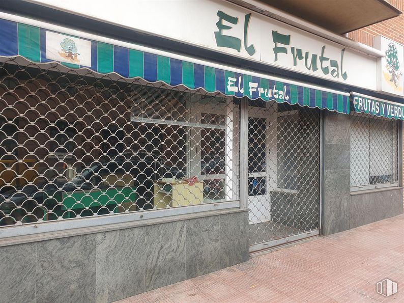 Retail for sale & for rent at Calle Eras, 4, Ávila, 05002 with fixture, font, facade, gas, composite material, signage, city, building, transport and metal around