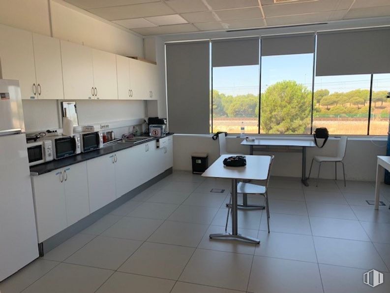 Oficina en venta en Edificio Oficant, Ronda Poniente, 15, Tres Cantos, Madrid, 28760 con silla, refrigerador, ebanistería, ventana, encimera, alacena, horno microondas, mesa, suelos y suelo alrededor