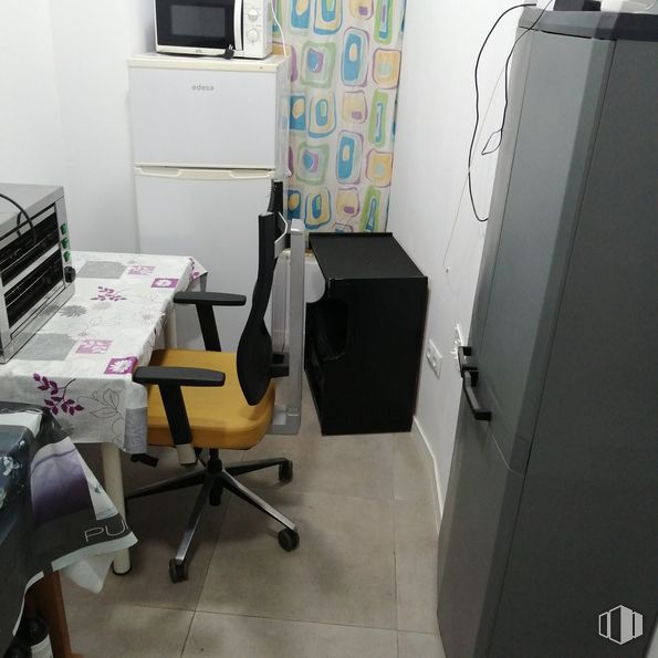 Local en alquiler en Calle Alfonso XII, Móstoles, Madrid, 28934 con silla, horno microondas, mesa, mueble, escritorio, silla de oficina, escritorio de ordenador, piso, ebanistería y pavimento alrededor