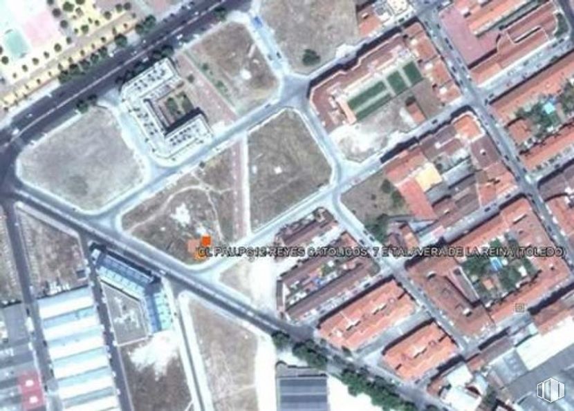 Land for sale at Calle Bachiller Hernández Alonso, Parcela E, Talavera de la Reina, Toledo, 45600 with building, property, urban design, land lot, residential area, house, landscape, facade, city and roof around