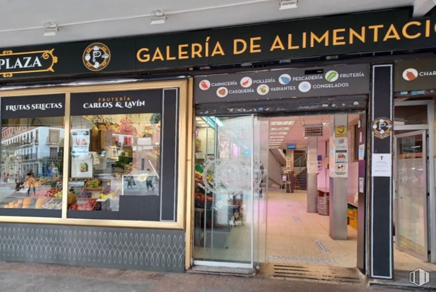 Local en venta en Plaza Mayor, Torrejón de Ardoz, Madrid, 28850 con puerta, edificio, accesorio, venta al por menor, fachada, planta, gas, ventana, señalización y comercio alrededor