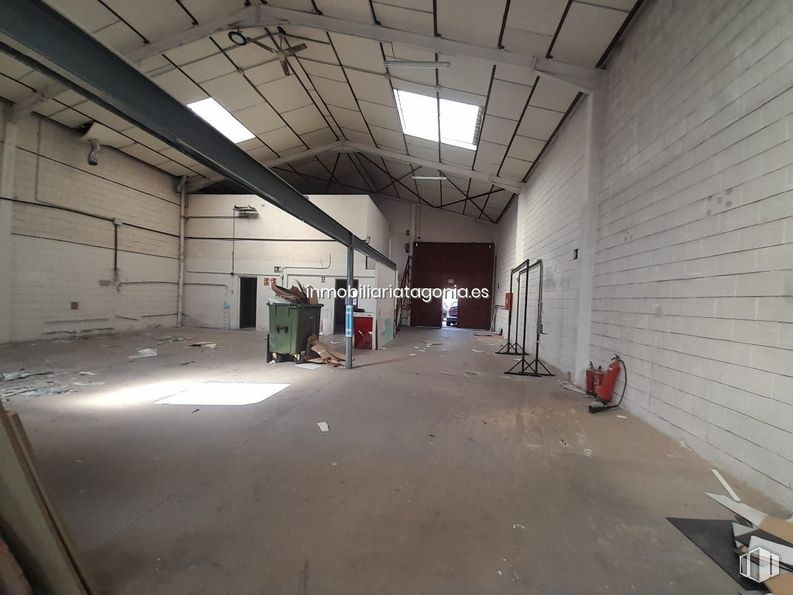 Industrial for rent at Zona Polígono Industrial, Arganda del Rey, Madrid, 28500 with lighting, light fixture, fixture, hall, floor, flooring, gas, ceiling, concrete and composite material around