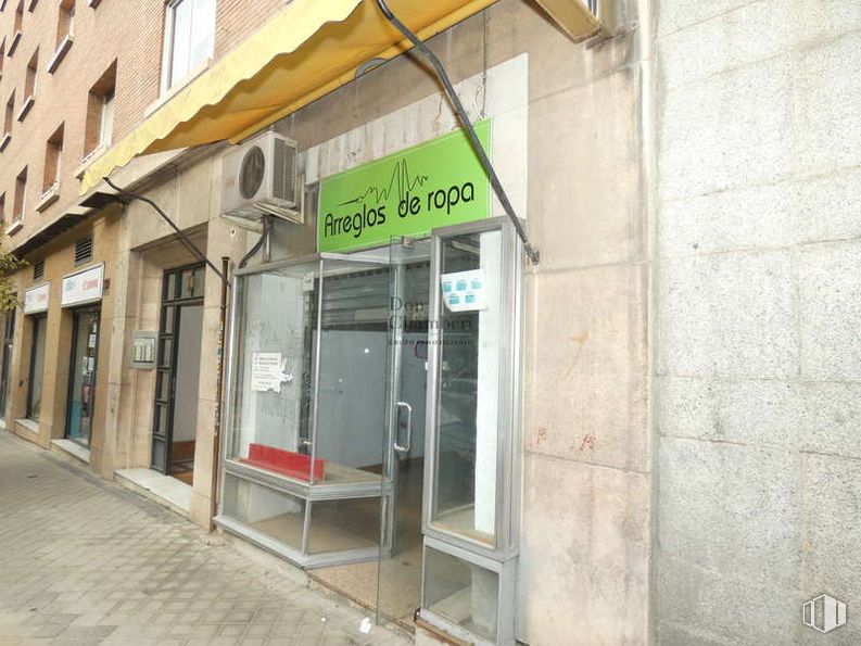 Local en venta en Calle Joaquín María López, Chamberí, Madrid, 28015 con mueble, ventana, edificio, accesorio, puerta, sombra, fachada, diseño urbano, acera y vidrio alrededor