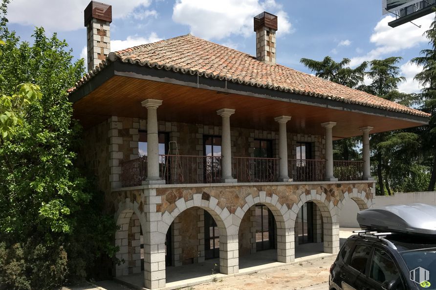 Oficina en alquiler en Camino Viejo de Madrid, 38, Las Rozas de Madrid, Madrid, 28231 con motocicleta, edificio, propiedad, cielo, nube, ventana, árbol, casa, madera, bienes raíces y barrio residencial alrededor