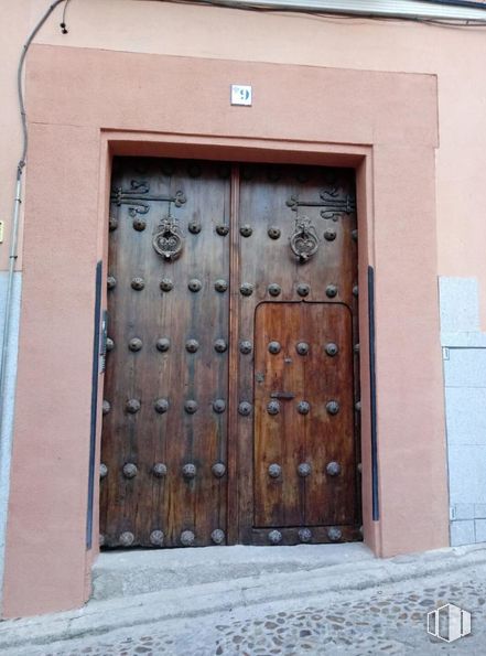 Office for sale & for rent at Calle Granada, Toledo, 45001 with door, property, fixture, wood, home door, composite material, facade, symmetry, building material and tints and shades around