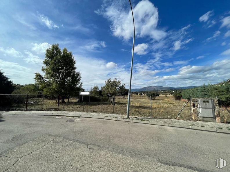 Suelo en venta en Calle Mar Egeo, 9, Galapagar, Madrid, 28260 con paisaje, nube, poste, utilidad pública, alquitrán, cúmulo, valla y línea eléctrica aérea alrededor