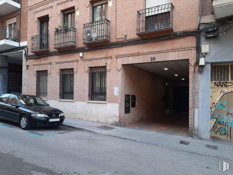 Office for rent at Calle Teruel, 29, Tetuán, Madrid, 28020 with car, window, apartment, brick, brickwork, concrete and building material around