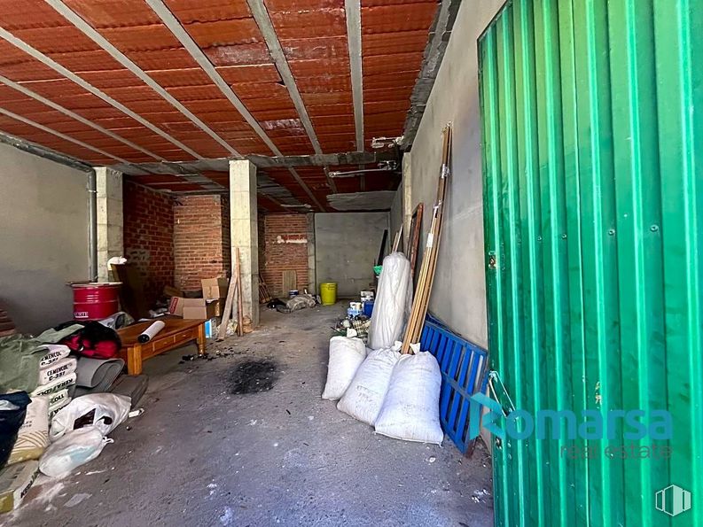 Retail for sale at Calle Cruz de Alcaravaca, Ávila, 05003 with property, building, wood, interior design, wall, house, tints and shades, flooring, ceiling and electric blue around