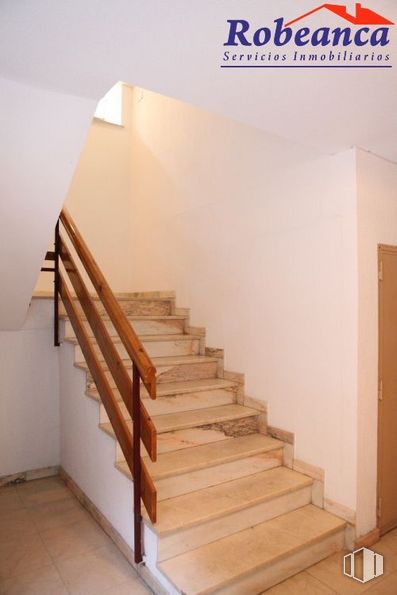 Oficina en alquiler en Plaza del Rastro, 2, Ávila, 05001 con escaleras, casa, pintura, madera, tinte para madera, madera dura, piso, balaustre, arte y yeso alrededor