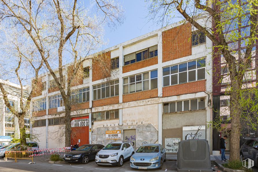 Nave en alquiler y venta en Calle Miguel Yuste, 33, San Blas - Canillejas, Madrid, 28037 con coche, ventana, edificio, planta, rueda, propiedad, cielo, neumático, vehículo y árbol alrededor