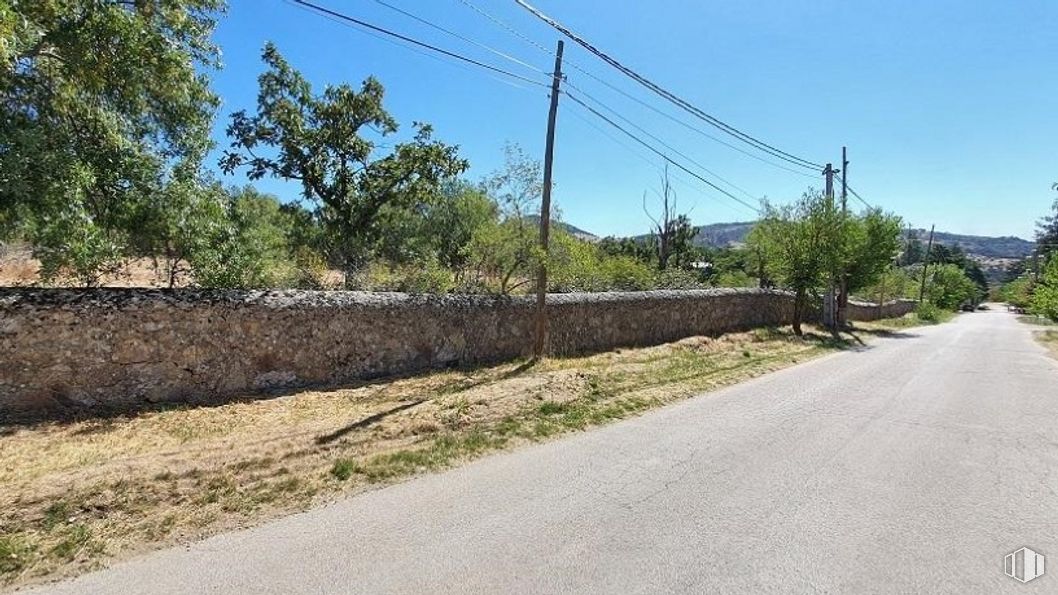 Suelo en venta en Calle Cebollita, 35, Cercedilla, Madrid, 28470 con cielo, planta, superficie de la carretera, árbol, pendiente, asfalto, lote de tierra, línea eléctrica aérea, electricidad y vía pública alrededor