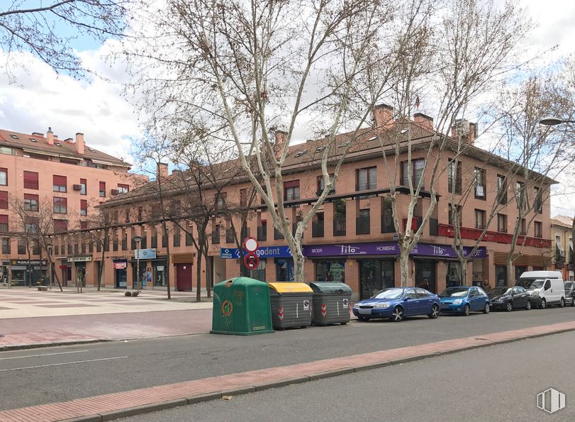 Office for rent at Avenida Guadalajara, 16, Alcalá de Henares, Madrid, 28805 with building, car, sky, window, vehicle, cloud, wheel, road surface, waste container and tree around