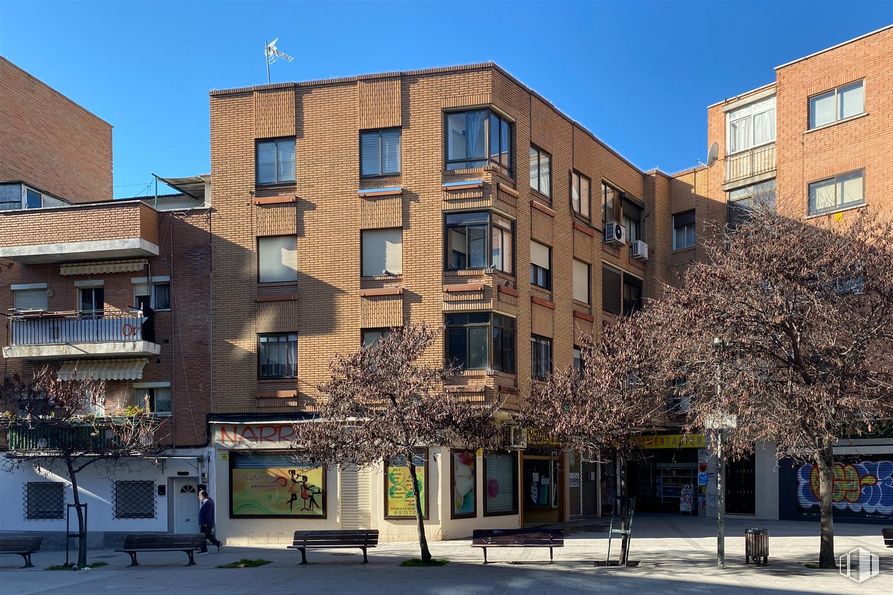 Local en alquiler y venta en Plaza Rivas, 6, Coslada, Madrid, 28820 con edificio, cielo, durante el día, ventana, propiedad, diseño urbano, árbol, bloque de pisos, condominio y planta alrededor