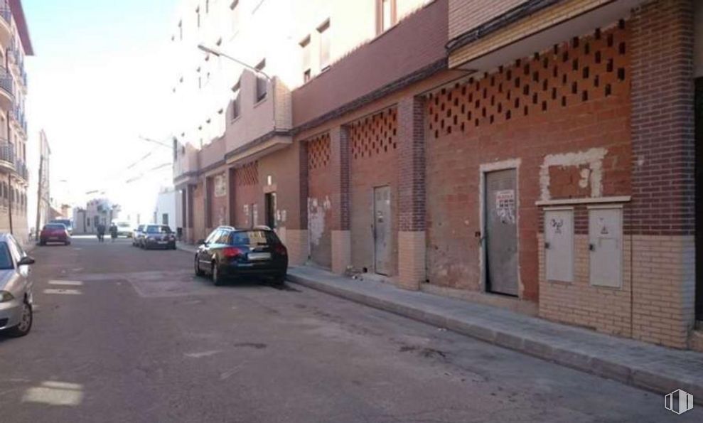 Retail for sale at Calle Mayor Villar, Ocaña, Toledo, 45300 with car, door, window, building, sky, vehicle, wheel, tire, road surface and asphalt around