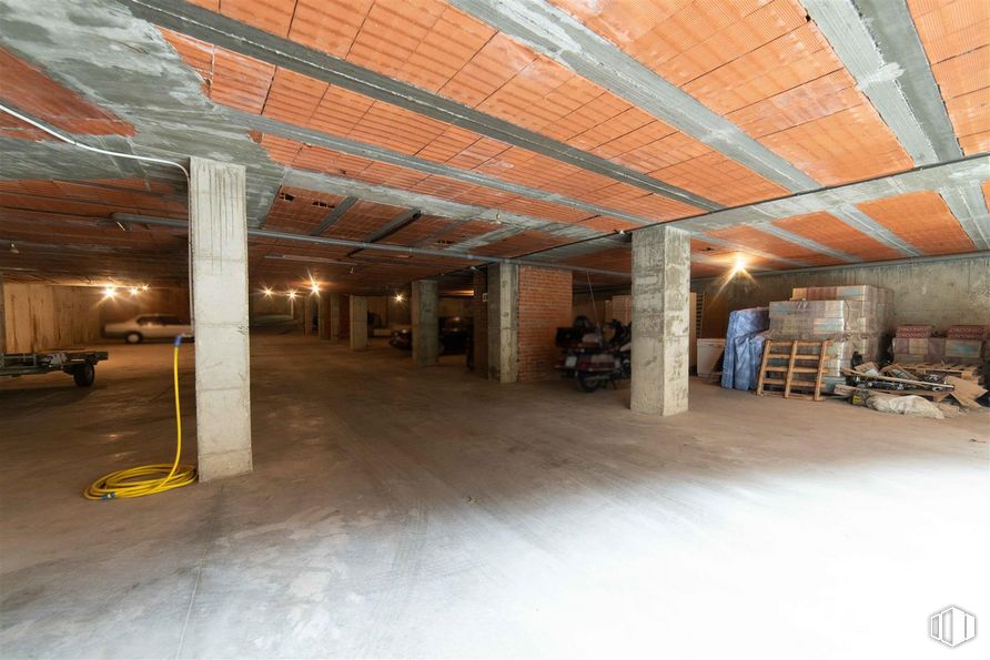 Industrial for sale at Calle Pintor Rafael Botti, Galapagar, Madrid, 28260 with hall, wood, floor, flooring, beam, ceiling, concrete, composite material, event and hardwood around