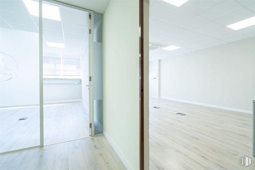 Oficina en alquiler y venta en Calle Alfonso Gómez, 42, San Blas - Canillejas, Madrid, 28037 con accesorio, edificio, suelo, suelos, madera, techo, vidrio, aluminio, material compuesto y madera dura alrededor