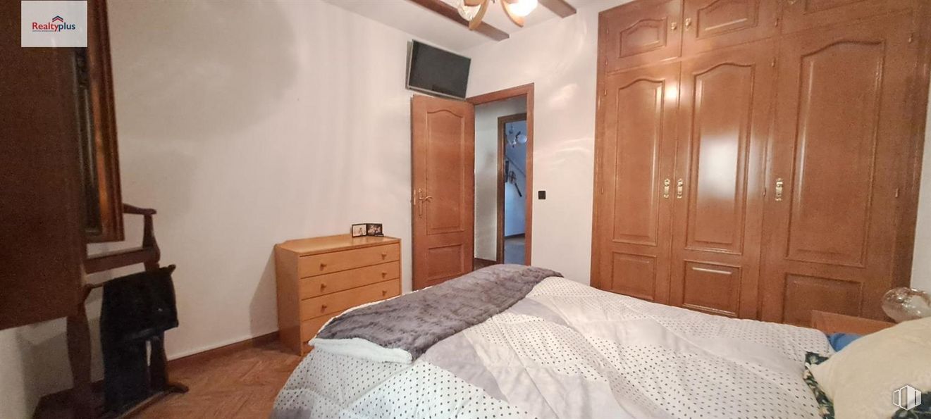 Retail for sale at Casco histórico, Segovia, 40003 with chest of drawers, bed, pillow, wardrobe, cupboard, cabinetry, furniture, property, building and comfort around