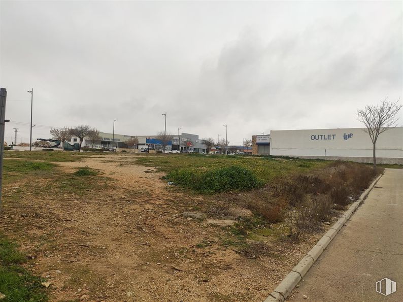 Land for sale at Zona San Bartolomé, Quintanar de la Orden, Toledo, 45800 with sky, cloud, plant, asphalt, road surface, tree, building, plain, grass and road around