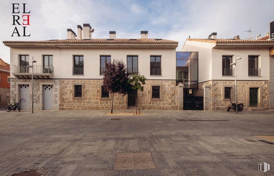 Local en alquiler en Calle Real, Torrelodones, Madrid, 28250 con edificio, cielo, planta, ventana, nube, accesorio, árbol, fachada, puerta y paisaje alrededor