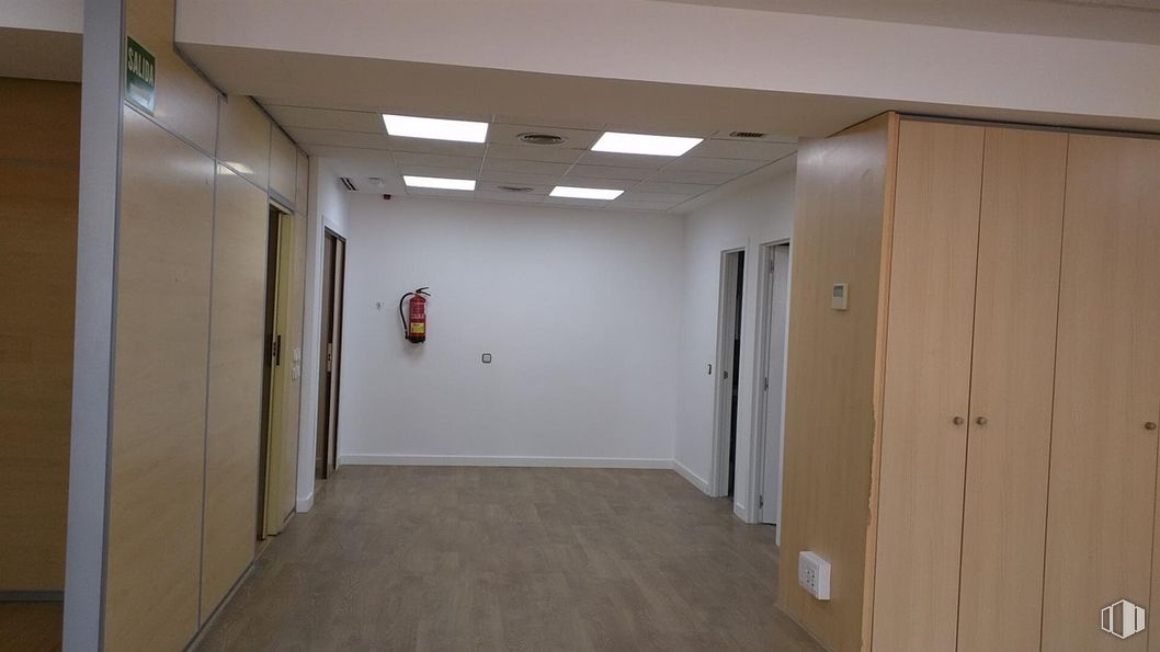 Oficina en alquiler en Calle Albasanz, 75, San Blas - Canillejas, Madrid, 28037 con lámpara, accesorio, suelo, suelos, madera, hall, techo, puerta, madera dura y edificio alrededor