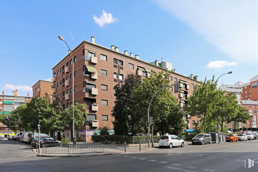 Retail for sale at Avenida Badajoz, 22, Ciudad Lineal, Madrid, 28027 with building, sky, cloud, car, land vehicle, window, street light, vehicle, road surface and tree around