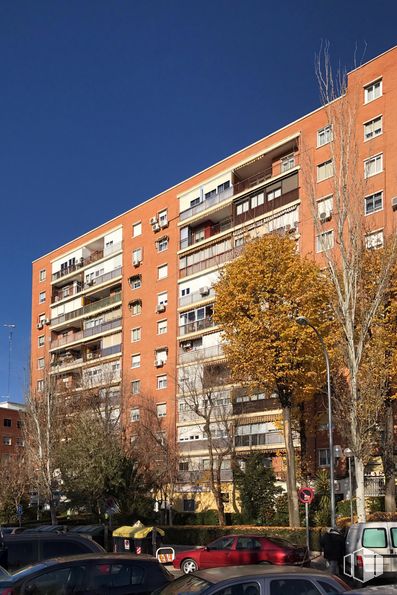 Retail for rent at Calle Río Sella, 6, Móstoles, Madrid, 28934 with car, building, sky, land vehicle, daytime, window, tree, tower block, urban design and condominium around